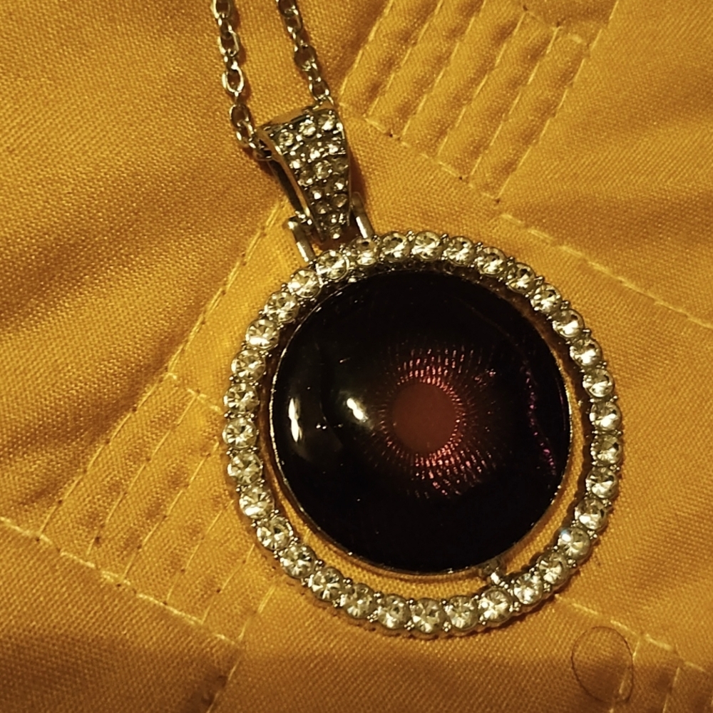 Beautiful eclipse necklace - Picture 3 of 7